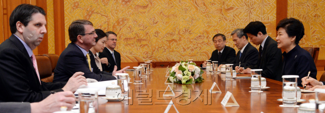 박근혜 대통령이 10일 오전 청와대에서 애슈턴 카터 미국 국방부 장관을 접견하고환담하고 있다.<br />청와대사진기자단/헤럴드=박현구 기자phko@heraldcorp 2015.04.10