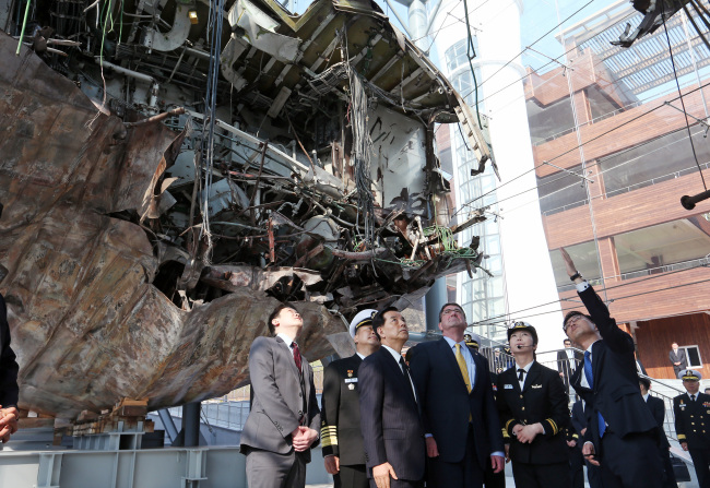 U.S. Defense Secretary Ashton Carter (center) and South Korea’s Defense Minister Han Min-koo look at the wreckage of the corvette Cheonan on display at the Second Fleet headquarters in Pyeongtaek, Gyeonggi Province, on Friday. Yonhap