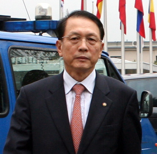 Former Cheong Wa Dae Chief of Staff Kim Ki-choon on a trip to Belgium in 2006. The late Sung Woan-jong accused Kim of receiving $100,000 from him just before this trip. Police found Sung dead Thursday in an apparent suicide. Prosecutors had been probing Sung for allegedly swindling government funds. (Yonhap)