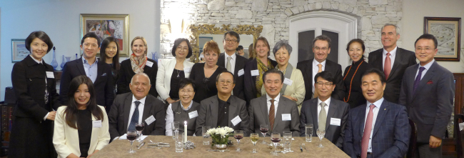 Participants pose after listening to renowned actor and artistic director Song Seung-whan (center, seated) speak on hallyu’s past, present and future at the “Korea CQ” forum at the Turkish embassy residence in Seoul last Tuesday.    Joel Lee/The Korea Herald