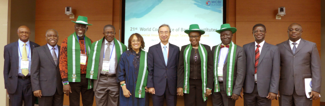 Delegates from the Chartered Institute of Bankers of Nigeria pose with Korea Banking Institute president Lee Jang-yung (center) at the 21st World Conference of Banking Institutes in Seoul on Tuesday.   Joel Lee/The Korea Herald