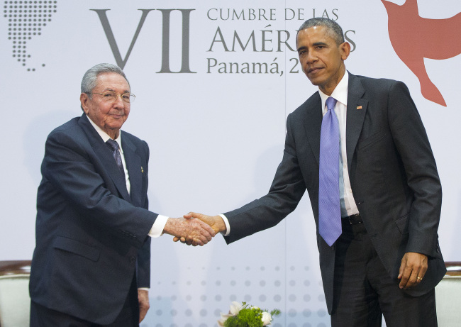 US President Barack Obama and Cuban President Raul Castro shake hands during their meeting at the Summit of the Americas in Panama City, Panama, Saturday, April 11, 2015. The leaders of the United States and Cuba held their first formal meeting in more than half a century on Saturday, clearing the way for a normalization of relations that had seemed unthinkable to both Cubans and Americans for generations.(AP-Yonhap)