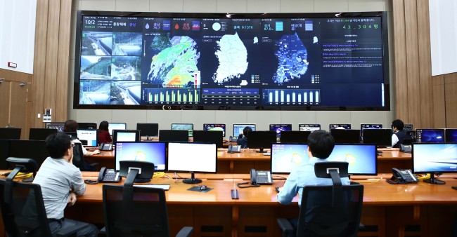 KRC officials monitor the national water supply at the smart hydro management center in its newly built headquarters in Naju, South Jeolla Province.   KRC