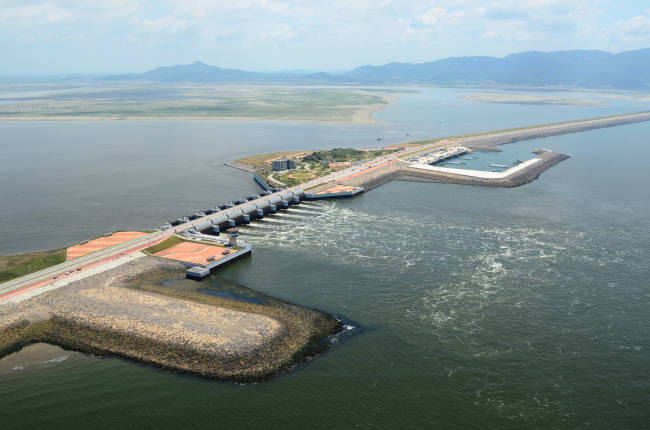 A sea dike sluice on Saemangeum.    KRC