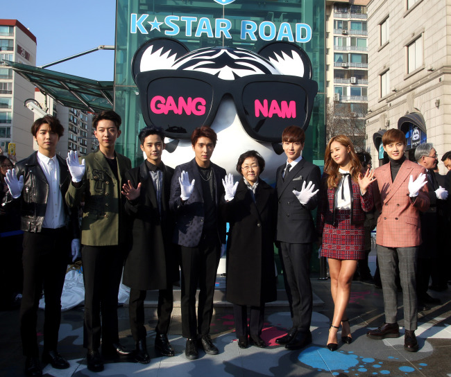 Gangnam Mayor Shin Yeon-hee (fourth from right) poses with K-pop stars to launch the K-Star Road in
Cheongdam-dong, Gangnam, Seoul.