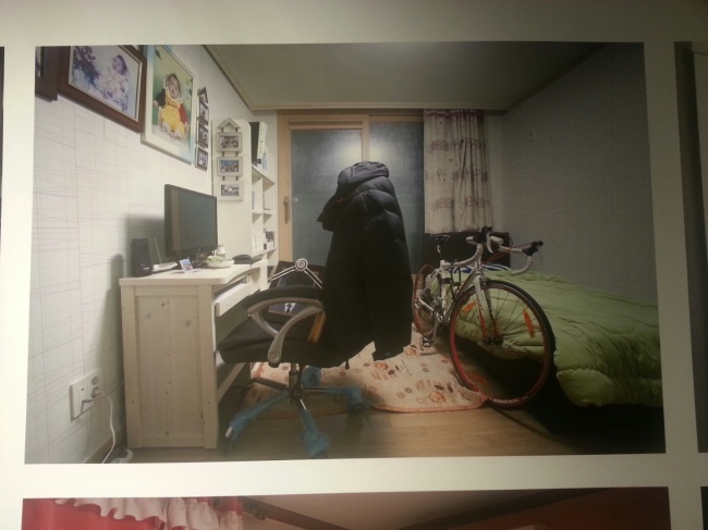 안산 단원고 세월호 희생자 이석준 학생의 방 사진. 석준이의 방에는 아직도 그토록 좋아했던 자전거가 놓여있다. 석준이의 할머니는 아직 손주의 죽음을 모른다. 가족들은 할머니가 혹여 놀라실까봐 석준이의 자전거를 방으로 옮겨 놓았다. 석준이 책상의 의자에는 금방이라도 돌아올 것처럼 겨울용 점퍼가 걸려져 있었다.
,  4ㆍ16 가족협의회와 416기억저장소 등은 경기도 안산 단원고 인근의 현대아트빌라상가 3층 416 기억전시관에 ‘416 세월호 참사 기록전시회-아이들의 방’을 열었다. 이 전시회에는 단원고 희생 학생의 생전 흔적이 남은 빈 방의 사진 54 점이 전시돼 있다.