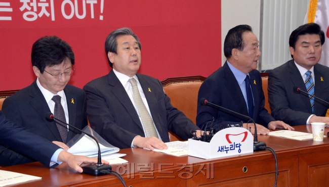 13일 국회에서 열린 새누리당 최고위원회의. 지난 주에 터진 성완종리스트와 관련 당수뇌부의 표정이 어둡다. 정희조 기자/checho@heraldcorp.com