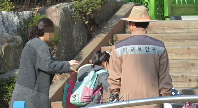 ‘등하교 이모님’ 수요가 증가하고 있는 가운데 13일 오전 서울의 한 초등학교에서 학생들 보호자가 학생들을 등교시키고 있다. 사진은 기사내용과 무관.김명섭 기자/msiron@heraldcorp.com