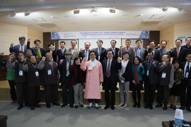 Participants in the international symposium on juldarigi, a traditional Asian mass tug-of-war game, pose for a picture in Dangjin, South Chungcheong Province.   ICHCAP