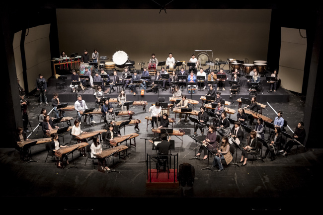 Lim Hun-joung leads a rehearsal of the National Orchestra of Korea at the National Theater of Korea on Friday.   National Theater of Korea
