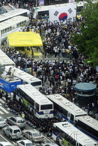 2009년 6월 고 노무현 전 대통령 서거 직후 서울 덕수궁 대한문 앞에 설치된 분향소 주변을 경찰 기동대 버스로 둘러싼 차벽 모습.
[헤럴드경제DB사진]