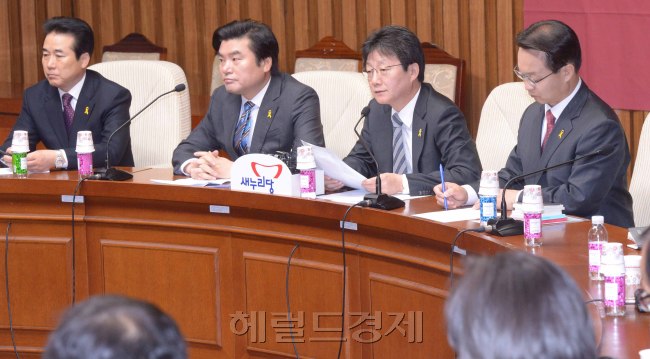 14일 국회에서 열린 새누리당 원내대책회의에서 유승민 원내대표가 발언을 하고 있다. 유대푠는 성완종리스트의 성역없는 수사뿐만 아니라 미진시에는 특검을 가겠다는 방침을 확인했다. 그러나 4월국회가 해야 할 경제활성화 법안과 공무원연금개혁에 대한 당면과제를 간과하면 안될것 이라고 일침을 놓았다.<br />정희조 기자/checho@heraldcorp.com  150414
14일 국회에서 열린 새누리당 원내대책회의에서 유승민 원내대표가 발언을 하고 있다. 유대푠는 성완종리스트의 성역없는 수사뿐만 아니라 미진시에는 특검을 가겠다는 방침을 확인했다. 그러나 4월국회가 해야 할 경제활성화 법안과 공무원연금개혁에 대한 당면과제를 간과하면 안될것 이라고 일침을 놓았다.
정희조 기자/checho@heraldcorp.com  150414