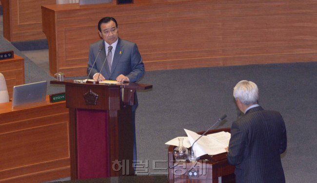 14일 국회 대정부질의 새정치연합 백군기의원과 3천만원정치자금수수 관련 공방. 정희조 기자/checho@heraldcorp.com