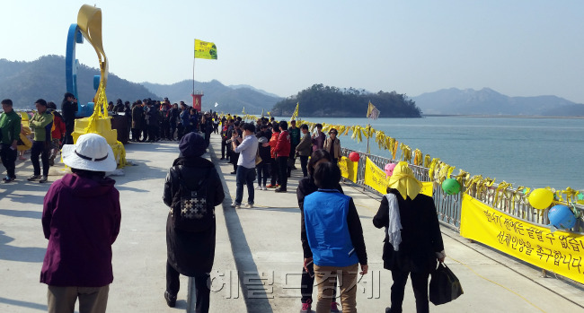 전국 각지에서 하루 평균 200~300명의 추모객들이 찾아오는 팽목항 방파제의 모습.badhoney@heraldcorp.com