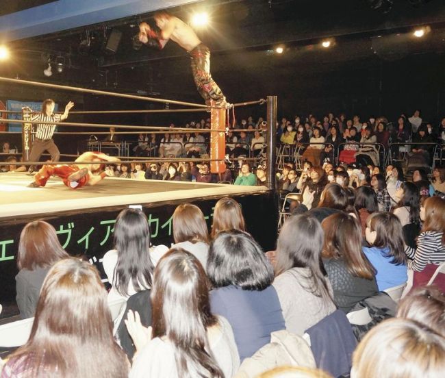 A venue of DDT Pro-wrestling matches is packed with female spectators in Shinjuku Ward, Tokyo. The Yomiuri Shimbun
A venue of DDT Pro-wrestling matches is packed with female spectators in Shinjuku Ward, Tokyo. The Yomiuri Shimbun