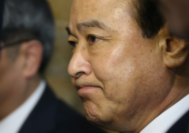 Prime Minister Lee Wan-koo attends the interpellation session at the National Assembly on Tuesday. Yonhap