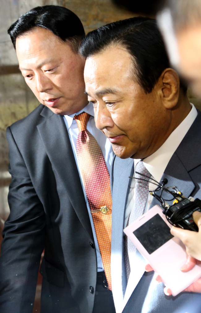 Prime Minister Lee Wan-koo is surrounded by reporters at the government complex in Seoul on Tuesday. Yonhap