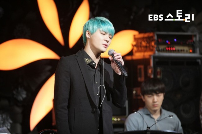 JYJ member Kim Jun-su sings on local channel EBS’ music show aired late Monday night. It was his first appearance on a TV show in six years. EBS