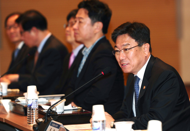 윤상직 산업통상자원부 장관이 15일 오전 서울 여의도 중기중앙회 대회의실에서 수출업계 관계자들이 참석한 가운데 조찬간담회를 갖고 수출 활성화를 위한 4대 추진방향과 12대 세부 추진과제를 발표했다. ［사진제공=산업통상자원부］