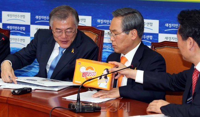 15일 국회에서 열린 새정치연합 최고위원회의. 정청래 최고위원이 이완구총리에게 비타500박스로 3천만원을 전달했다는 보도를 상징하는 박스를 문재인 당대표에게 보이고 있다.<br />정희조 기자/checho@heraldcorp.com  150415
15일 국회에서 열린 새정치연합 최고위원회의. 정청래 최고위원이 이완구총리에게 비타500박스로 3천만원을 전달했다는 보도를 상징하는 박스를 문재인 당대표에게 보이고 있다.
정희조 기자/checho@heraldcorp.com  150415