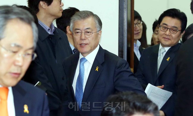 15일 국회에서 열린 새정치연합 최고위원회의. 회의장에 입장하고 있는 문대표.  정희조 기자/checho@heraldcorp.com