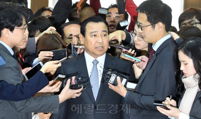 15일 대정부질의 답변을 위해 국회에 도착한 이완구 국무총리가 기자들에 둘러싸여 있다.  정희조 기자/checho@heraldcorp.com