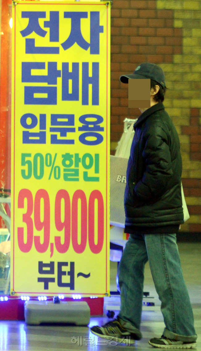 낮에는 전자담배, 밤에는 연초를 피우는 2중 흡연자가 늘어나고 있는 가운데 서울의 한 전자담배 매장이 할인을 하며 판매하고 있다.
김명섭 기자 msiron@heraldcorp.com