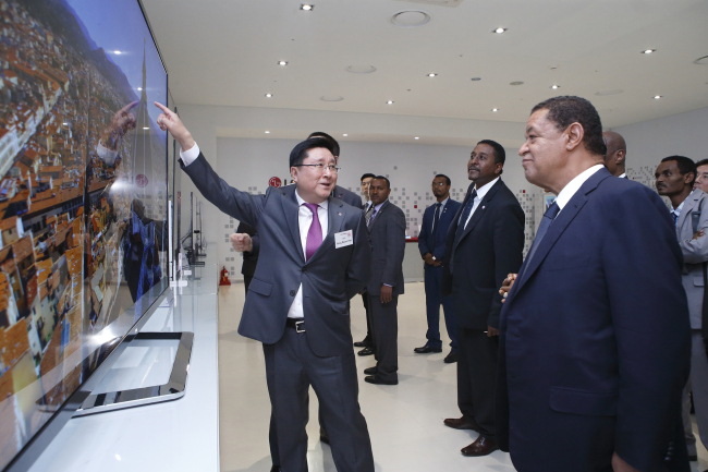 LG Display CEO Han Sang-bum (left) introduces its new display
product to Ethiopian President Mulatu Teshome in Paju, Gyeonggi Province, on Wednesday.   LGD