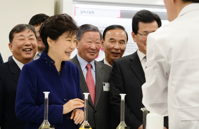 지난 2월4일 충북 창조경제혁신센터 출범식에 참석한 박근혜 대통령이 구본무 LG 회장(박 대통령 우측)을 비롯한 관계자들과 함께 약용작물네트워크 존에서 화장품 원료 등에 대한 설명을 듣고 있다.