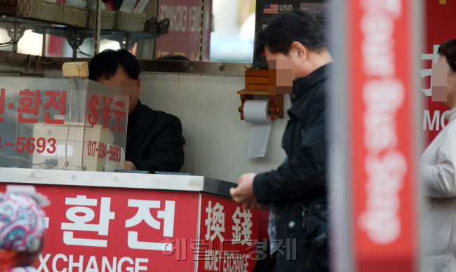 한국은행 앞은 남대문, 명동이 있어 외국인들이 많아 각종 불법 환전영업이 성행하고 있는 가운데 한 환전 영업소가 영업을 하고 있다. 김명섭 기자/msiron@heraldcorp.com