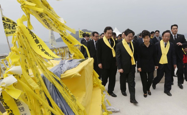 박근혜대통령이 세월호 참사 1주기를 맞아 전남 진도군 팽목항을 방문해 둘러보고 있다. 진도/ 청와대사진기자단
박근혜대통령이 세월호 참사 1주기를 맞아 전남 진도군 팽목항을 방문해 둘러보고 있다. 진도/ 청와대사진기자단