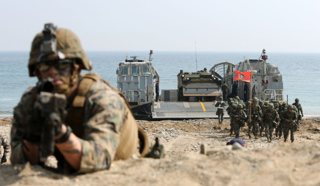 Korean and U.S. soldiers participate in amphibious operations in Pohang, North Gyeongsang Province, as part of the annual joint military exercise on March 30.   Yonhap