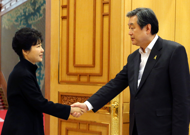 President Park Geun-hye shakes hands with ruling Saenuri Party leader Rep. Kim Moo-sung at Cheong Wa Dae on Thursday. (Yonhap)