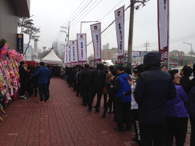 롯데캐슬 골드파크3차는 1차에 비해 3.3㎡당 100만원가량 분양가가 올랐지만 4월 분양가 상한제 폐지를 앞두고 청약열풍이 불어 1순위 당해에서 전 주택형이 마감됐다