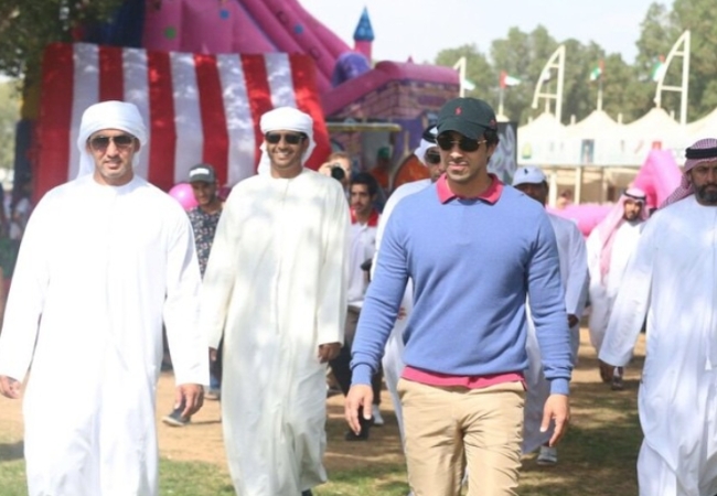 만수르(맨 오른쪽) UAE 부총리와 비서들.