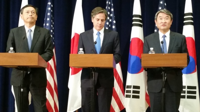 From right: South Korean Vice Foreign Minister Cho Tae-yong, U.S. Deputy Secretary of State Tony Blinken and Japanese Vice Foreign Minister Akitaka Saiki hold a joint press conference at the U.S. State Department on Thursday.   Yonhap