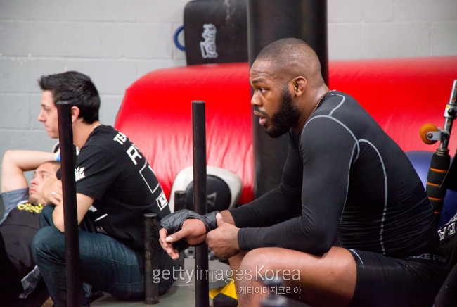 무려 브라질유술 ‘화이트벨트’인 UFC 라이트헤비급 챔프 존 존스. 그의 브라질유술 담당 코치가 승급을 안 시켜줘서다. 그래도 실력은 이미 블랙벨트급이긴 하다.