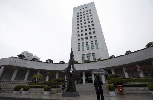 Rain fell in the Supreme Prosecutors' Office in Seocho-gu, Seoul, Sunday. (Yonhap)