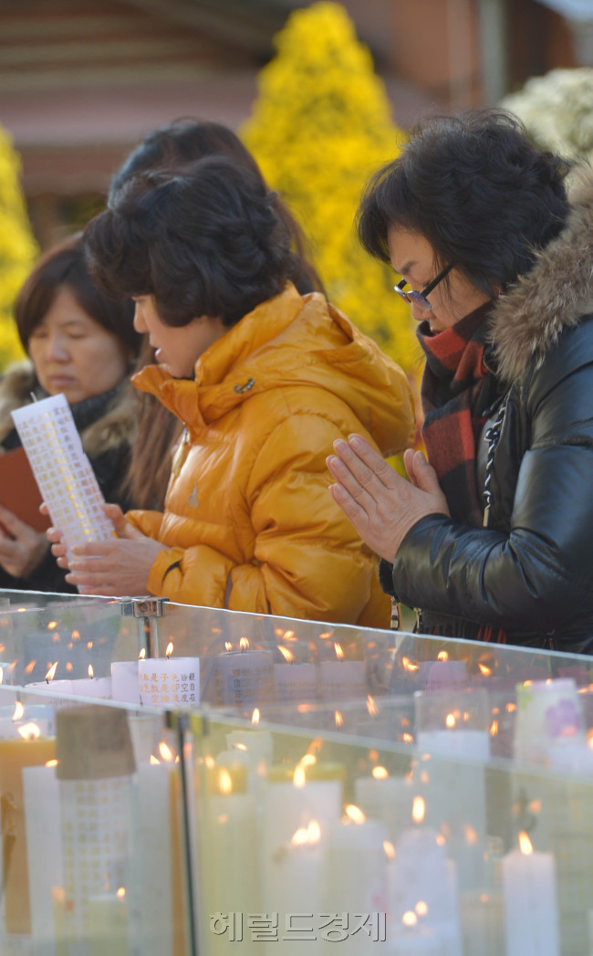 대입 수능을 보는 자녀가 안정된 마음으로 시험을 치르기를 기도하는 모정. [헤럴드 사진DB]