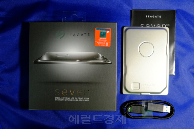 82x122.5x7mm 초박형, 178g의 무게, 스테인리스 스틸 소재 등 ‘스타일리시‘라는 이미지를 주기에 충분하죠.