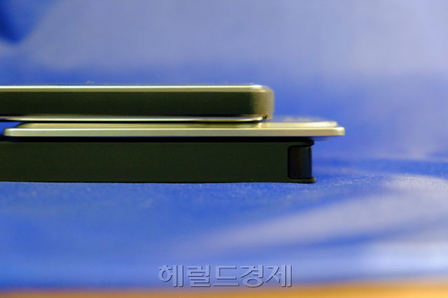 일반 외장하드와 비교하면 그 두께가 얼마나 얇은지 알 수 있습니다. 휴대성이 더 높아지는 건 당연하죠.