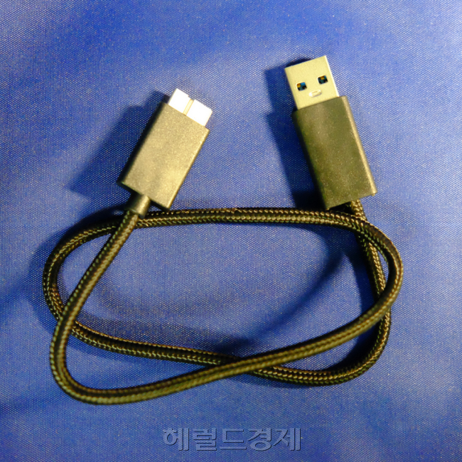 케이블은 패브릭 소재를 채택해 꼬임이 없고 단선의 위험도 줄였습니다.