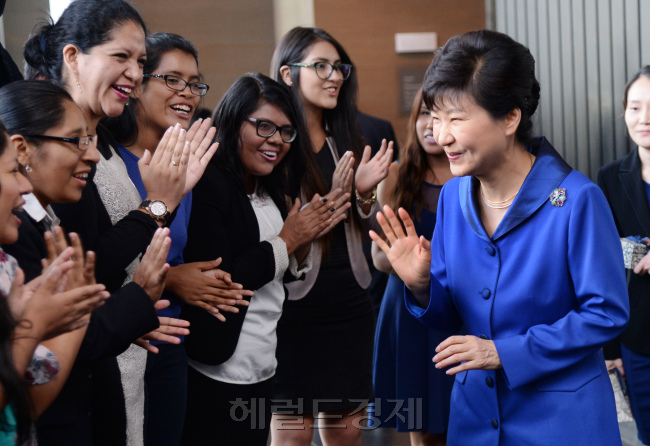 박근혜 대통령이 19일 오후(현지시간) 페루 리마 한 호텔에서 현지 K팝 동호회 대표들과 즐거운 만남의 시간을 갖고 있다. [리마=박현구 기자]