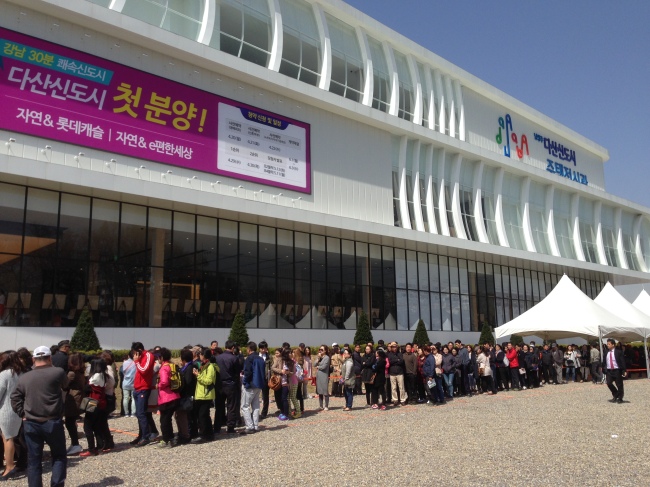 다산신도시 분양 홍보관 오픈 당일인 지난 17일 홍보관 앞에는 긴 줄이 늘어서며 북새통을 이뤘다