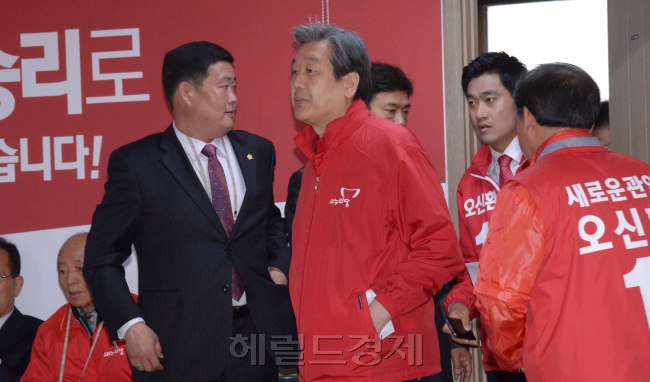 어수선한 새누리    새누리당 김무성 대표가 성완종 리스트 여파로 어수선한 가운데 20일 서울 관악을 선거현장사무소에서 열린 현장 최고위원회의에 참석하고 있다. 김 대표는 이 자리에서 “정치권 전체가 국민의 불신을 받고 지탄의 대상이 되는 데 대해 저부터 정치인의 한 사람으로 고개 숙여 반성하고 사과의 말씀을 드린다”고 말했다. 정희조 기자/checho@heraldcorp.com