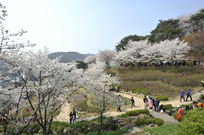 At the heart of Ansan is the Jarak-gil, a hiking trail enveloped in mountain greenery.   Seodaemun-gu Office