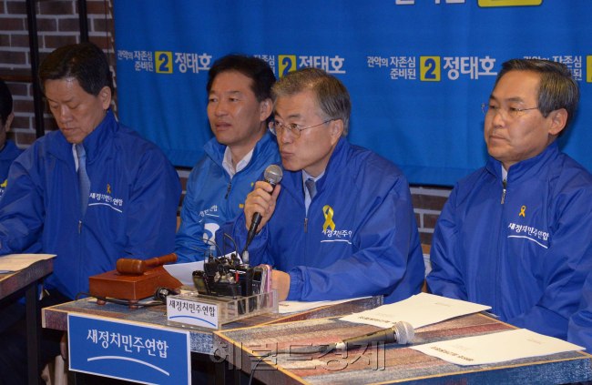 새정치연합은 17일 서울 관악을 정태호후보 유세를 돕기 위해 난곡 난항꿈둥지에서 현장최고위원회의를 열었다. 문재인 당대표는 이날 박근혜 대통령의 "세월호 추도식도 참석못하는 대통령"이라며 맹비난을 하고 성완종리스트로 대표되는 여당의 부정부패 고리에 대하여 국정실종을 한탄하였다.<br />정희조 기자/checho@heraldcorp.com