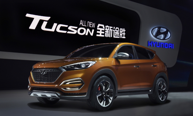 Hyundai Motor unveils its all-new Tucson customized for Chinese consumers at a media preview held Monday at the China Expo Complex, two days before the 2015 Shanghai International Automobile Industry Exhibition opens. Hyundai will start producing and selling its midsize SUV model in China in the second half of this year.
Hyundai Motor