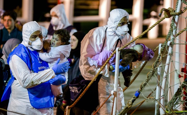 <YONHAP PHOTO-0864> ** ITALY OUT ** Rescuers help children to disembark in the Sicilian harbor of Pozzallo, Italy, early Monday, April 20, 2015. About 100 migrants, including 28 children, were rescued on Sunday by a merchant vessel in the Sicilian Strait while they were trying to cross. Another smuggler's boat crammed with hundreds of people overturned off Libya's coast on Saturday as rescuers approached, causing what could be the Mediterranean's deadliest known migrant tragedy and intensifying pressure on the European Union Sunday to finally meet demands for decisive action. (AP Photo/Alessandra Tarantino)/2015-04-20 10:11:47/ <저작권자 ⓒ 1980-2015 ㈜연합뉴스. 무단 전재 재배포 금지.>
Rescuers help children disembark in the Sicilian harbor of Pozzallo, Italy, Monday. About 100 migrants, including 28 children, were rescued on Sunday by a merchant vessel in the Sicilian Strait while they were trying to cross.  (Related story on Page 2)    AP-Yonhap
