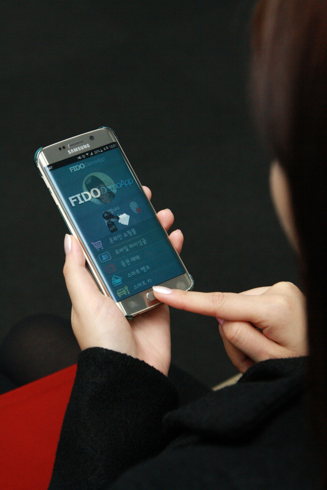 A woman uses the Samsung SDS’ biometric identification with Samsung Electronics’ Galaxy S6 Edge on Monday.    Samsung SDS